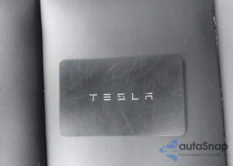 2025 Tesla Model Y Long Range Dual Motor Rear-Wheel Drive z USA, uszkodzony, nr VIN 7SAYGDED8SA375060